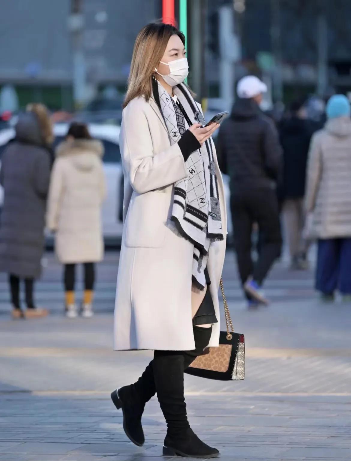 女星coach包街拍,coach包包百搭推荐