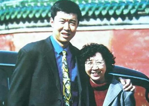 男篮三大中锋的爱情：姚明娶初恋，王治郅二婚，巴特尔娶二婚妻子