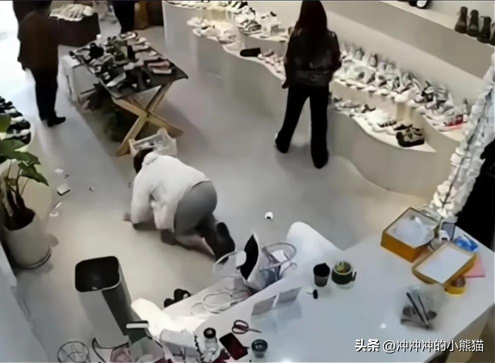 “本硕女孩和哥哥被啃小”事件引发全网热议:直言父母又懒又贪