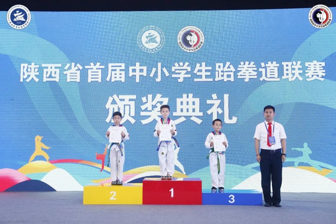 跆拳道小孩夺冠喜报,跆拳道馆比赛获奖喜报模板