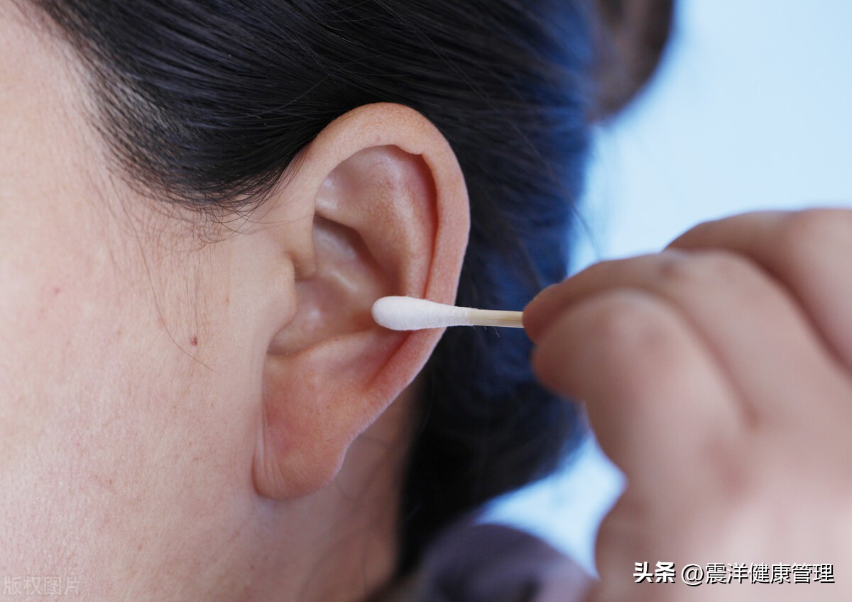 耳朵特别痒又掏不出耳屎怎么办,耳朵里痒一掏就流水是什么原因