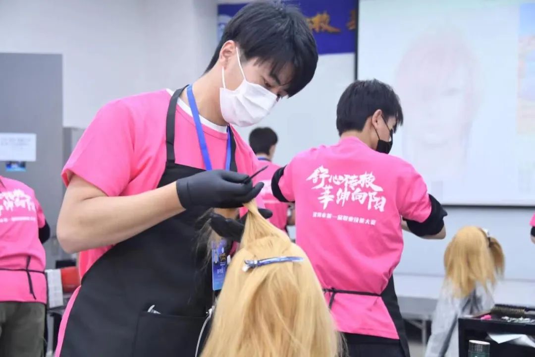 一朝亮“剪”技能比“美”“舒心传技莘绅向阳”职业技能大赛美发赛项决赛开赛