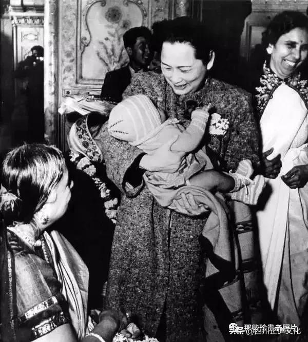 老照片纪念宋庆龄诞辰129周年