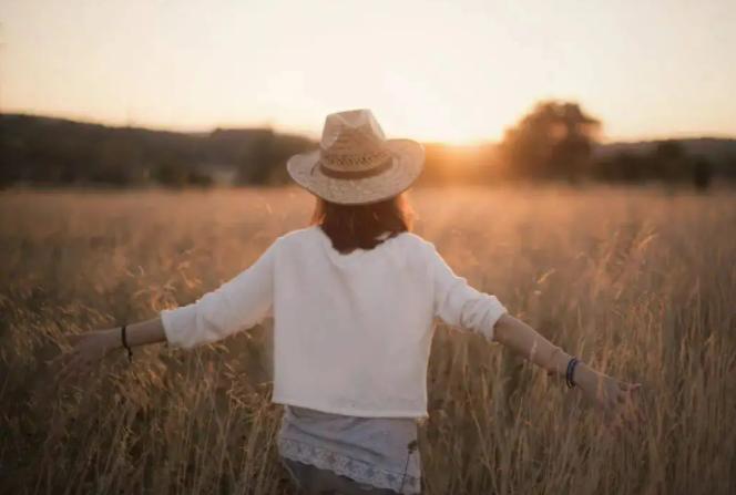 人总是在最困难的时候才认清自己,人在最难的时候怎么度过