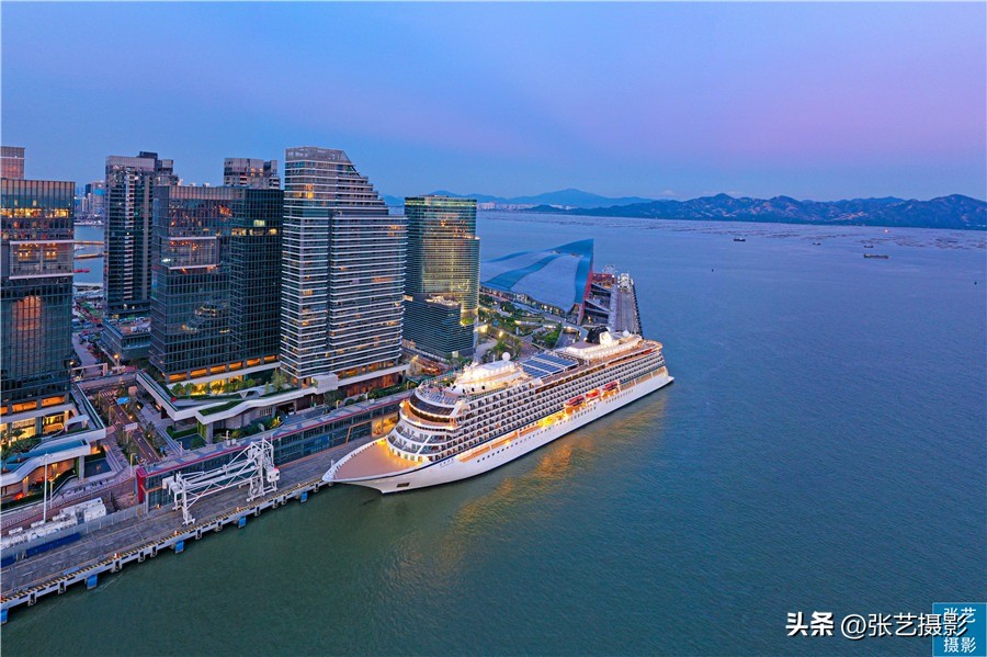 悬挂五星红旗豪华邮轮招商伊敦号，穿过百年历史尘烟再次启航