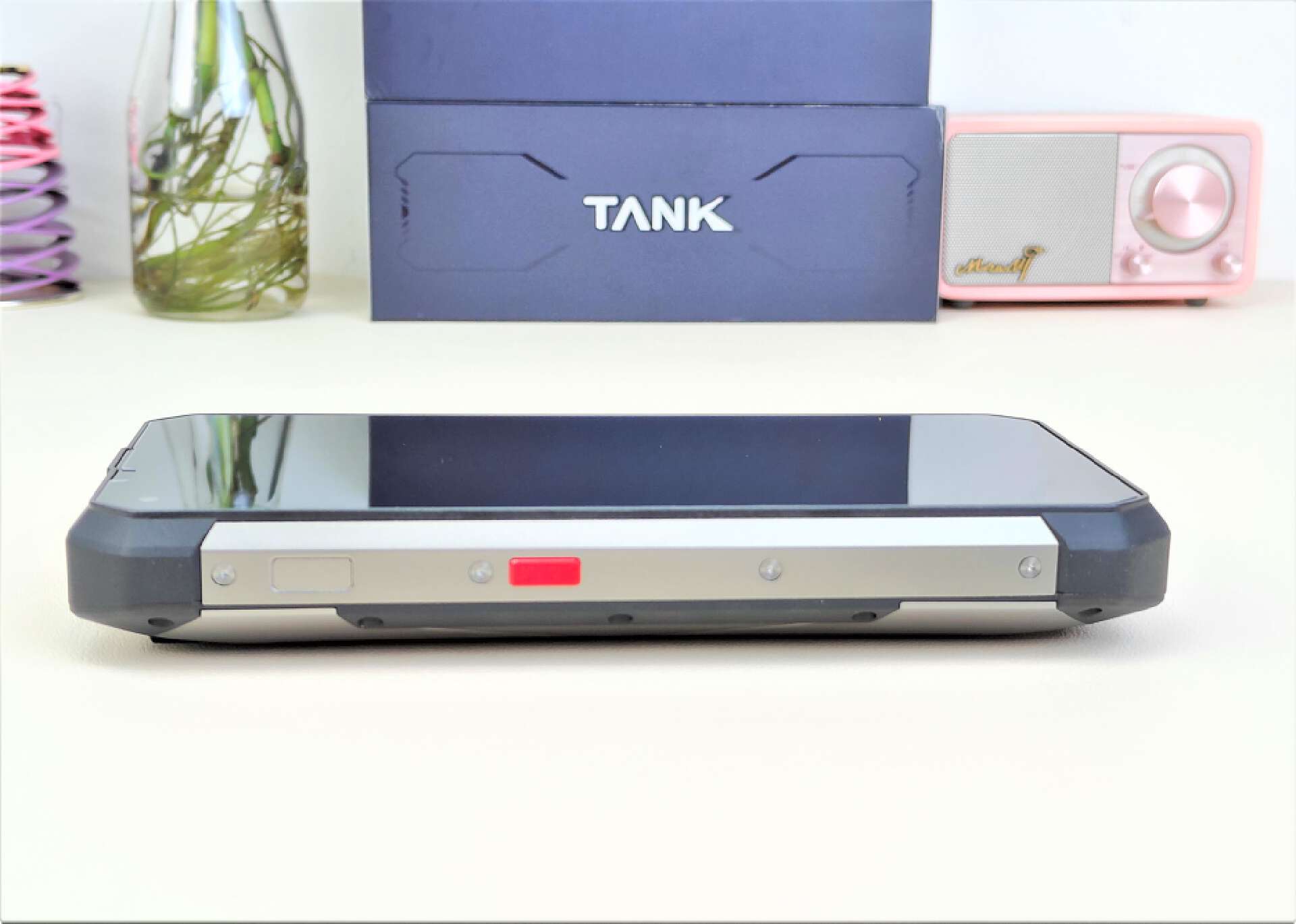 22000mAh大电池，1200流明露营灯，国产UnihertzTANK三防手机评测