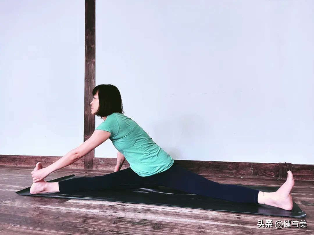 为什么瑜伽坐姿容易弓背,瑜伽束角式总是站不稳