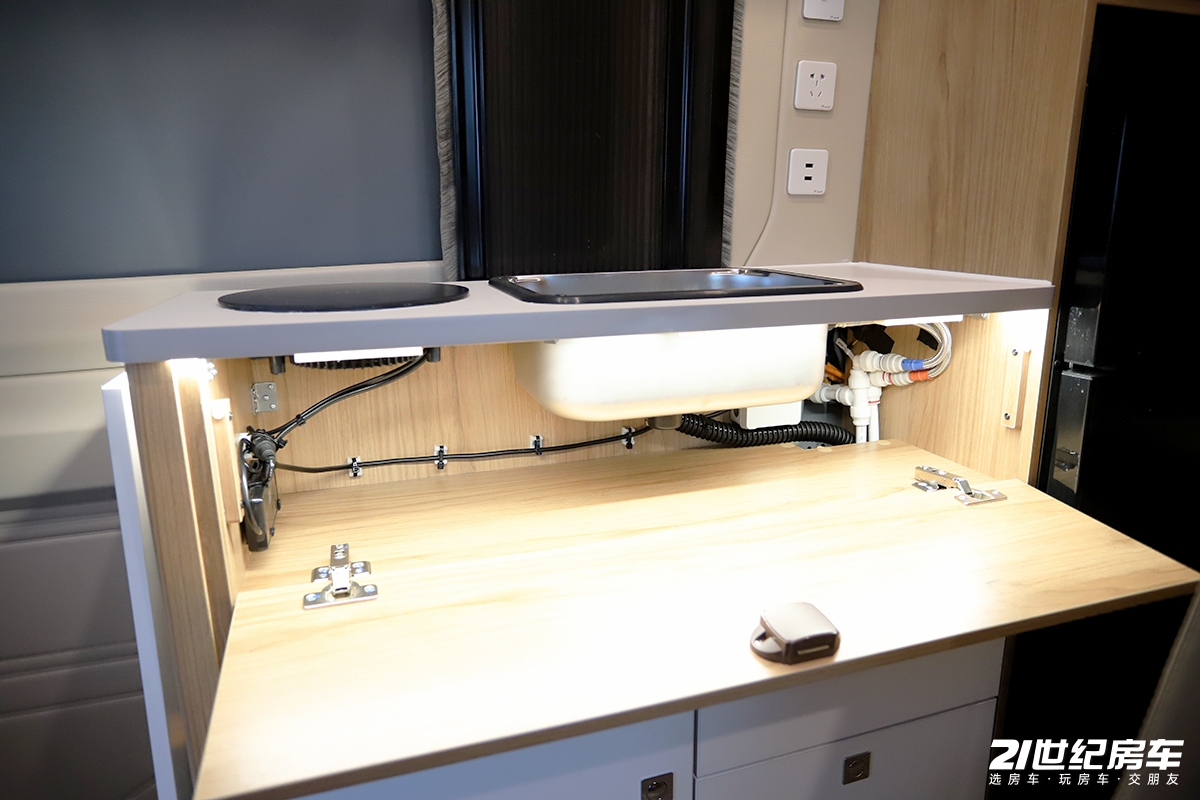 上汽大通旅行家旗舰版与豪华版,上汽大通旅行家v100车主评测