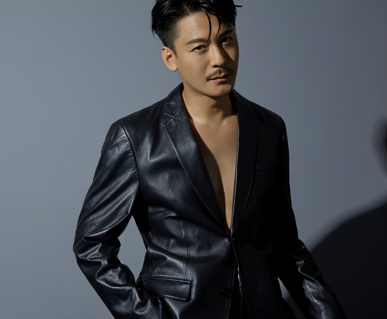 演员王东家暴妻子上热搜，同名主持人无辜躺枪，百度百科急忙修改