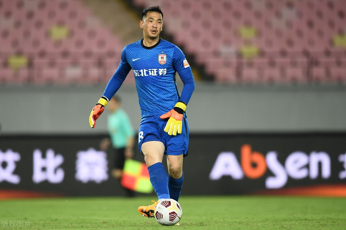 中超太魔幻!石笑天转投河南,加盟申花遭引援禁令去重庆队伍解散