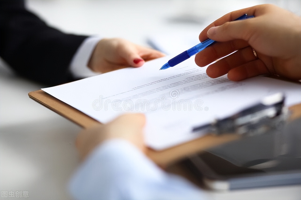 欠钱被起诉不去法院会怎样？这4个法律后果，每个都对你不利