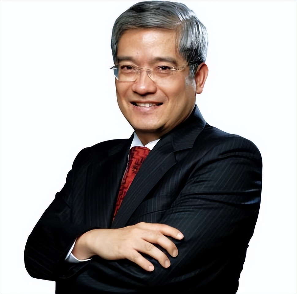 2011年，55岁的*咸平郎**爱上31岁空姐，2年后分手想让空姐赔他900万