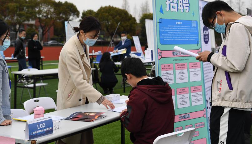 公司新招的副总月薪30000元,公司招聘工资1800