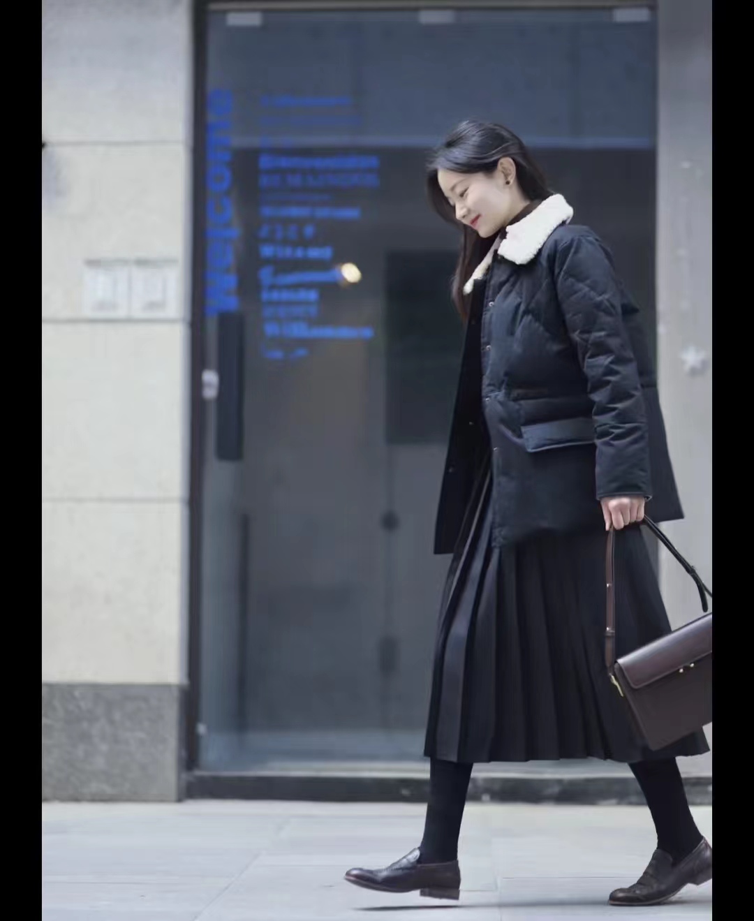 短款白色羽绒服的最佳搭配半身裙,羽绒服搭配哪些裙子才时髦