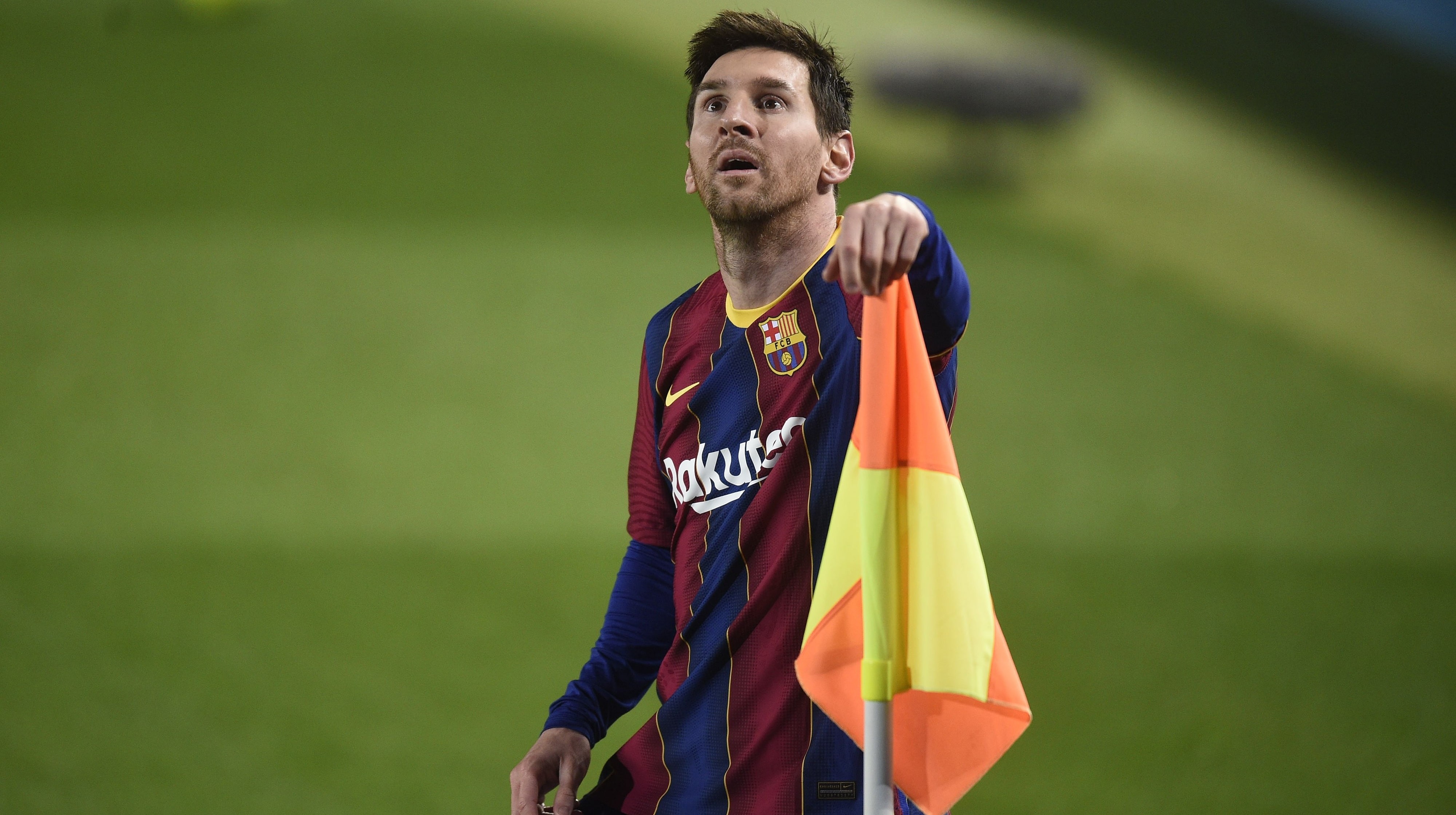 小罗背起梅西在什么时候,小罗背起梅西的那一刻高清照片