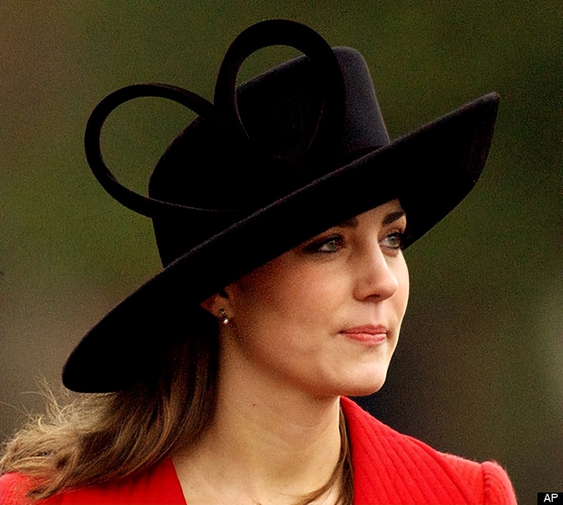 英国女王登基庆典凯特赢很大？纯白穿搭迷人优雅，带萌娃站C位