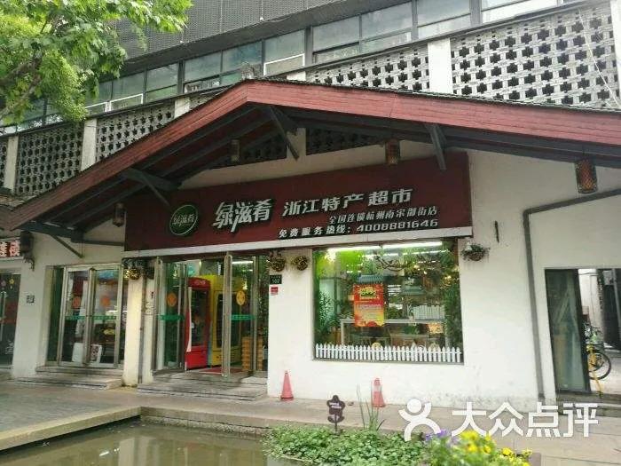 一家20年代品牌老店,一家不足10平方小店