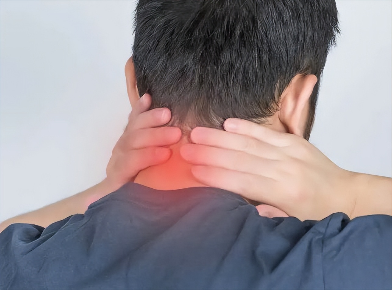 颈椎病会引起哪些症状和治疗方法,颈椎引发的颈椎病有哪些症状