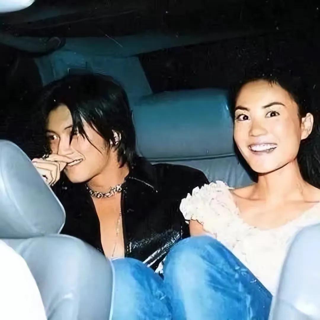 谢霆锋王菲甜蜜露面,谢霆锋王菲坐经济舱被偶遇