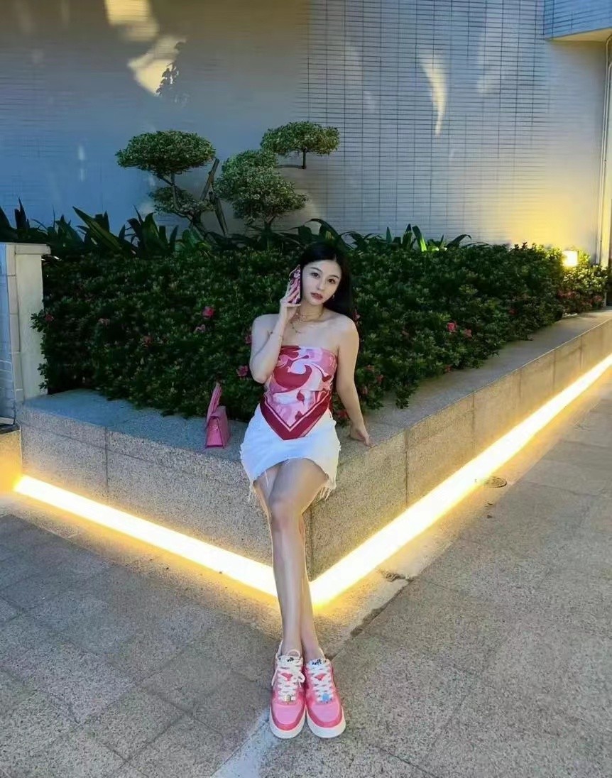 邱淑贞17岁二女儿穿露脐装,邱淑贞早年穿搭