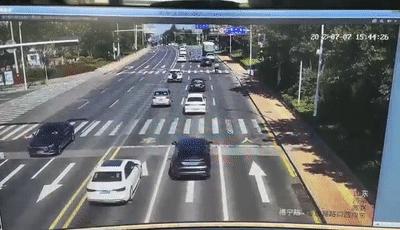 视频|摩托车车主腾空三周落地，头盔救了他一命