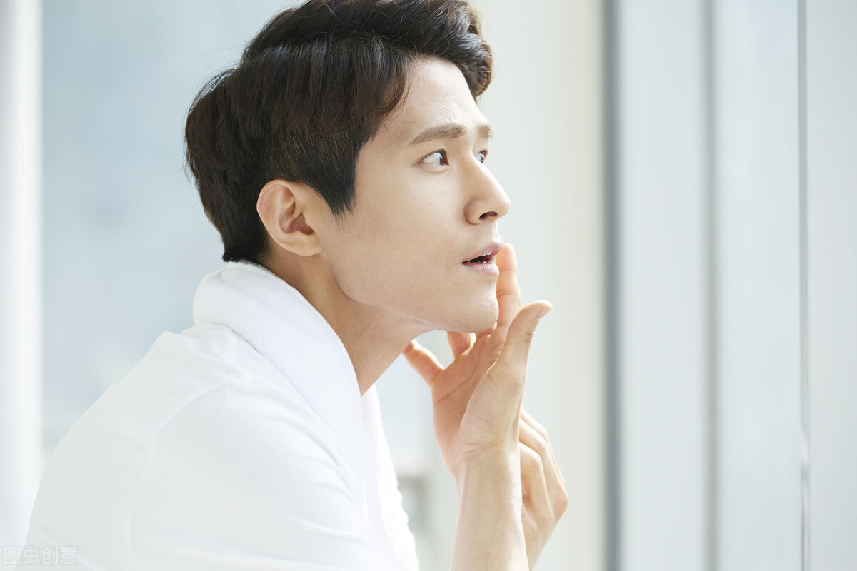 男子在电梯口被陌生女子强吻,男子被醉酒陌生女子强吻