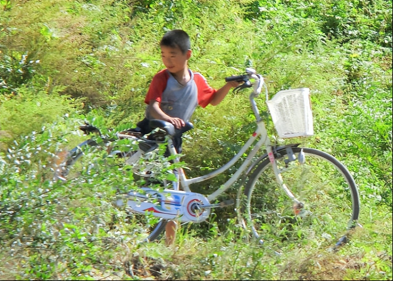 站在鸭绿江边看朝鲜百姓的生活,宛如在看一场老电影