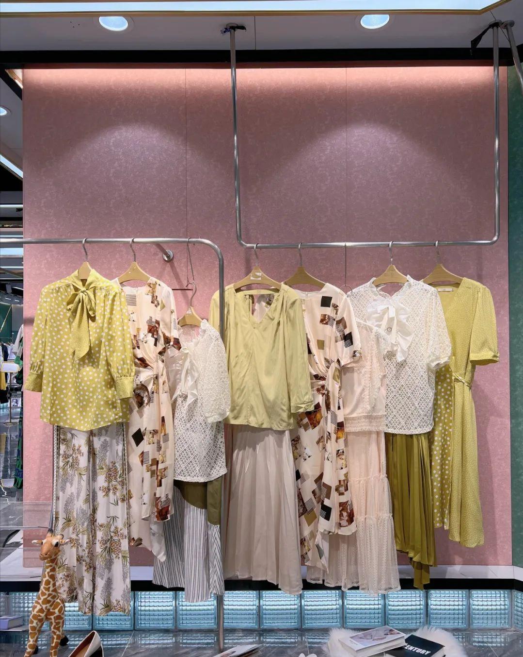 AITU.艾托澳夏季品牌折扣女装桑蚕丝连衣裙上衣裤裙穿搭