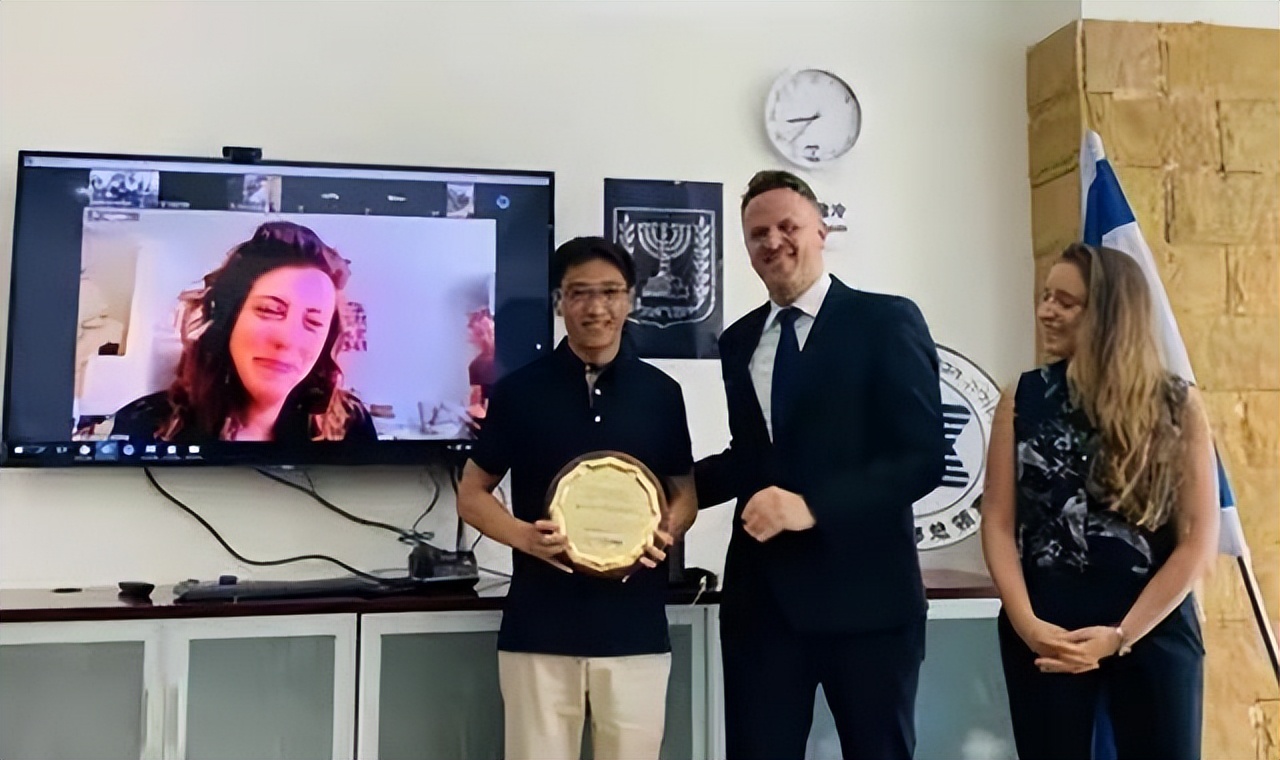 汶川地震中国男孩救以色列女孩,十年前汶川地震士兵救12岁女孩