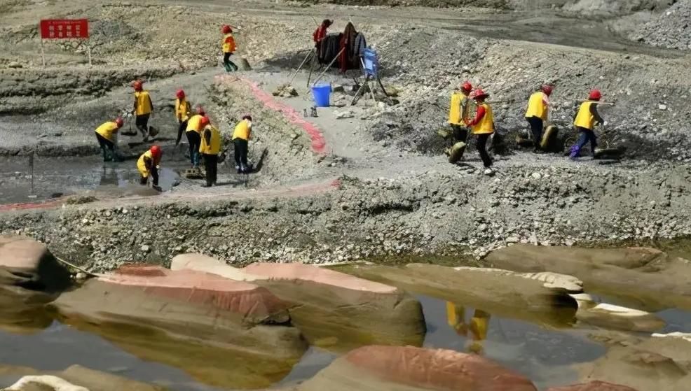 四川村民河里捡金子,村民江边捡到金锭抽干江水