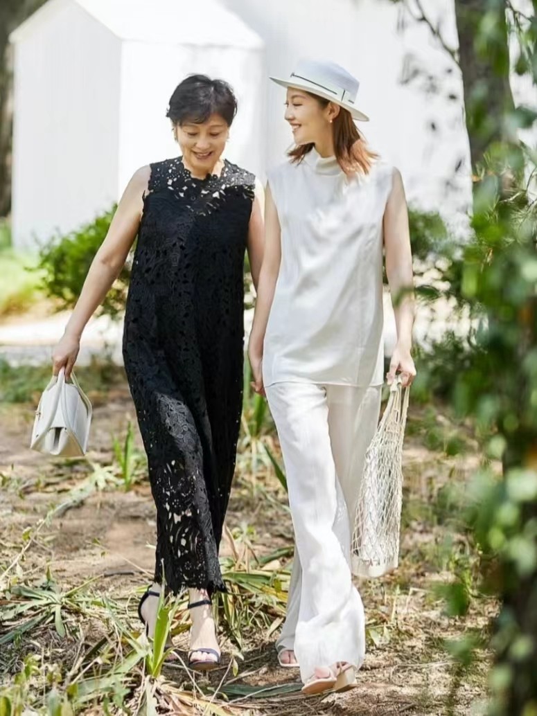 中老年穿裙子配什么鞋好看,五十多岁短发的服饰穿搭