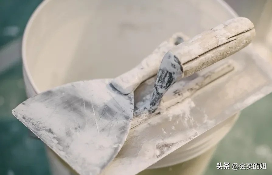 刮腻子怎么避免刷到玻璃上,刮腻子遇到坑怎么办