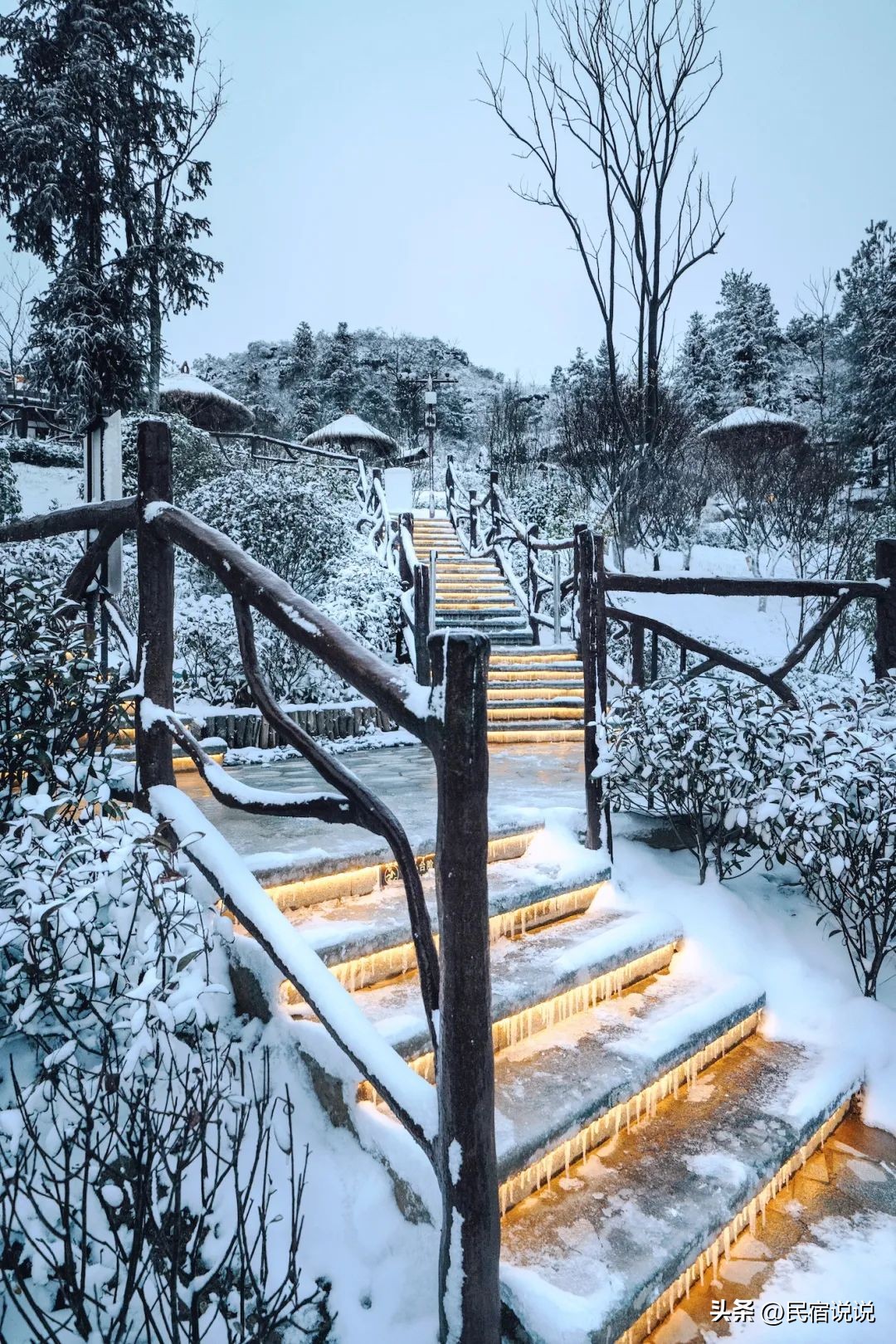 在云雾缭绕的朵花特大桥边隐藏着一家温泉酒店