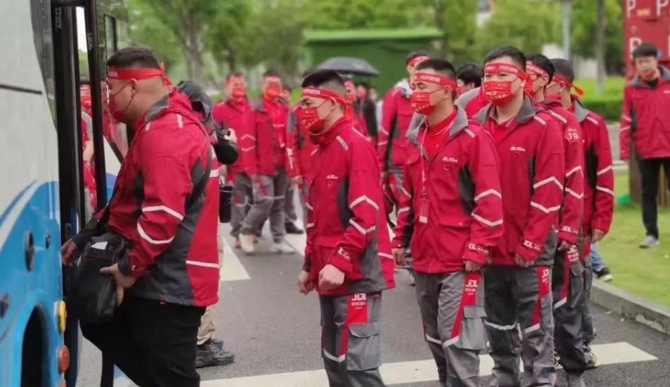 京东001号快递员辞职被拒，刘强东承诺：干够5年我给你买一套房