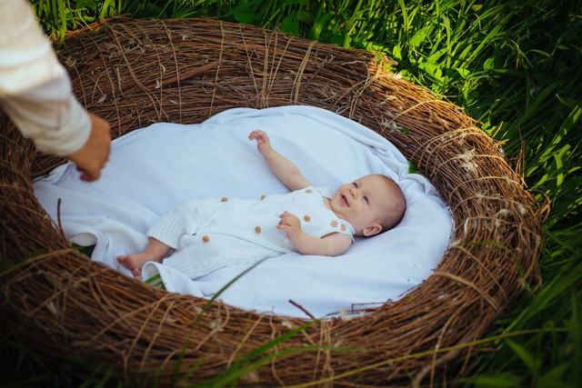 2013年，7名离异女性自愿给秃头大爷几十万，警察都笑了！