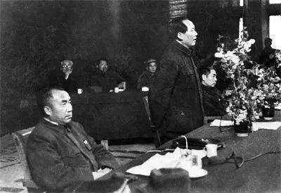 七十年前，毛主席就预言过：台湾只有两条出路。如今看来很准确