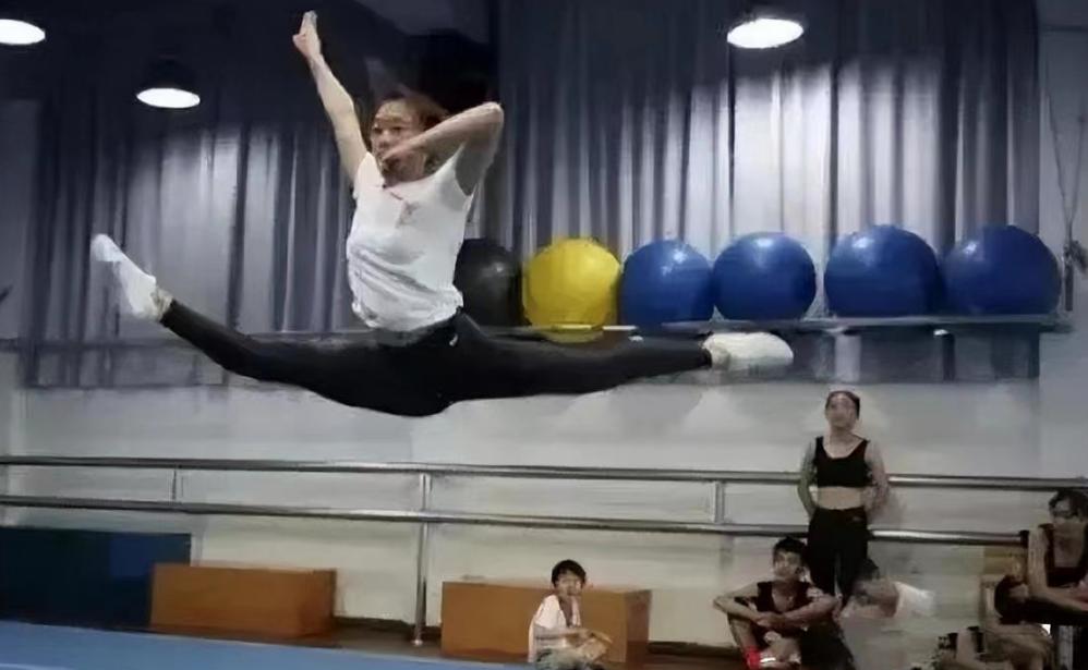 那个高考发疯的女孩现状,高考一字马女孩现状如何