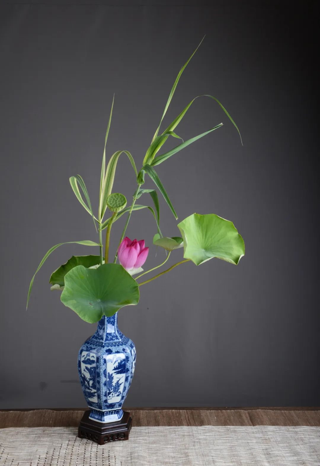 日本顶级禅意插花荷花,日式荷花插花