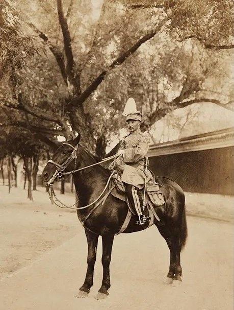卑鄙龌龊老照片：*楼青**女子妖娆多姿，妇女露胸喂奶被孩子撕扯衣服
