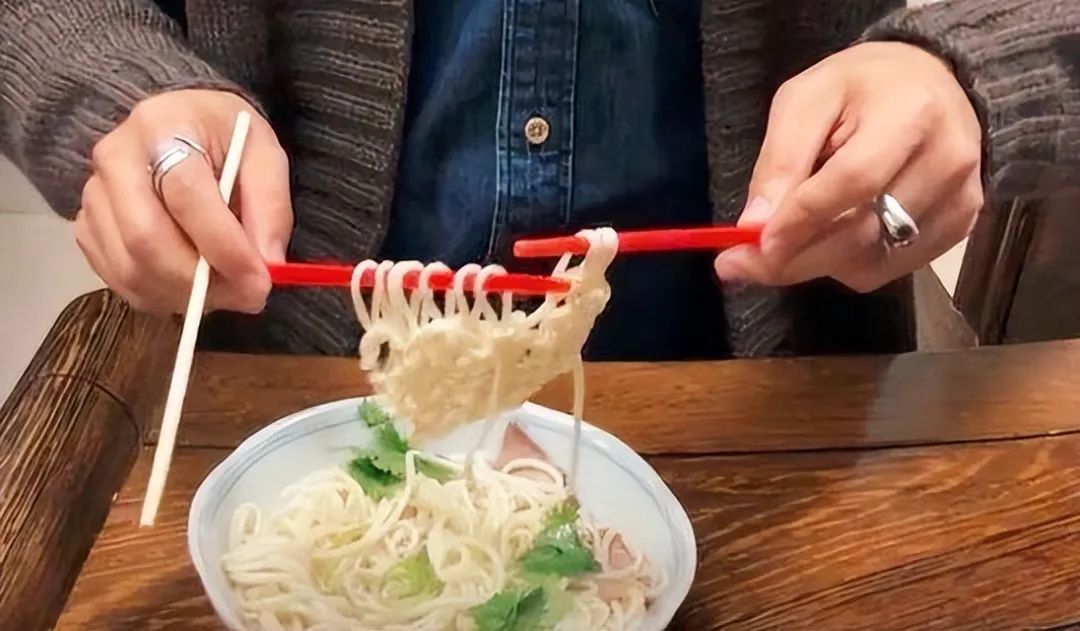 85后小伙辞职回乡织毛衣，年入500万，两登央视，一件毛衣卖8990，有何过人之处？