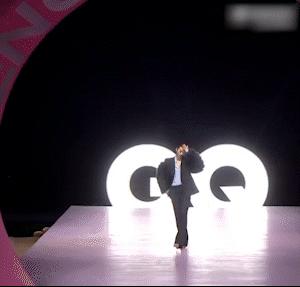 刘雯穿大翅膀走秀视频,刘雯贺聪维密