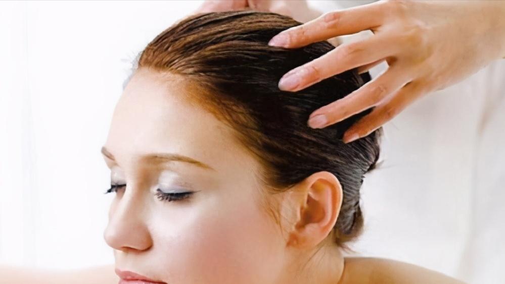 为什么头皮总长小疙瘩用什么药,为啥头皮上起脓包