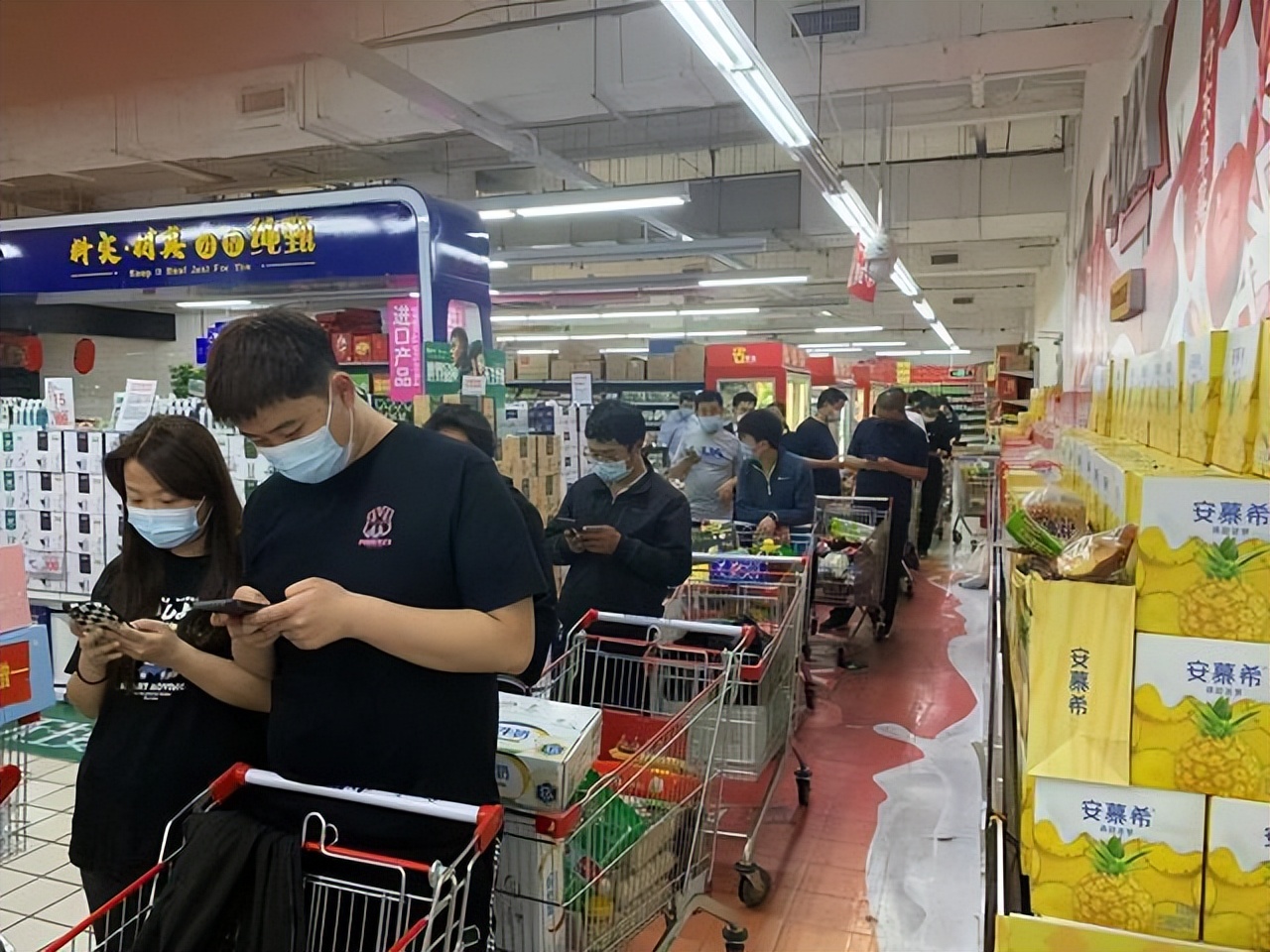 各地超市最新囤货现象 (现在全国超市3月份缺货吗)