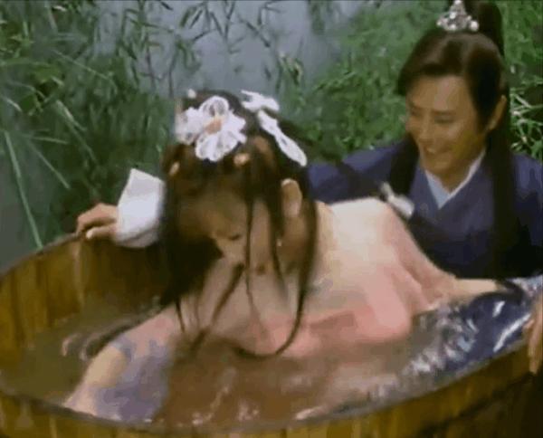 明明“徐娘半老”，却非要“尬演少女”，这4位女明星脸不红吗？