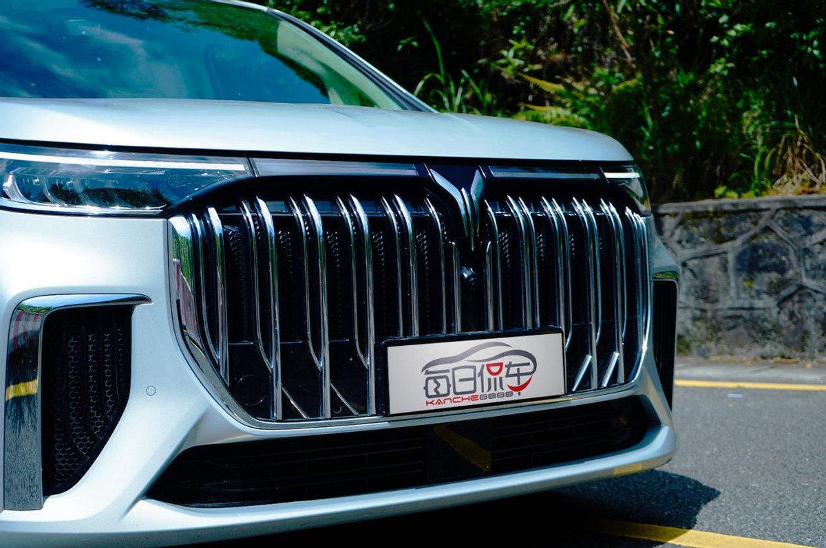 新岚图梦想家试驾白色款,2024款新岚图梦想家实际油耗测评