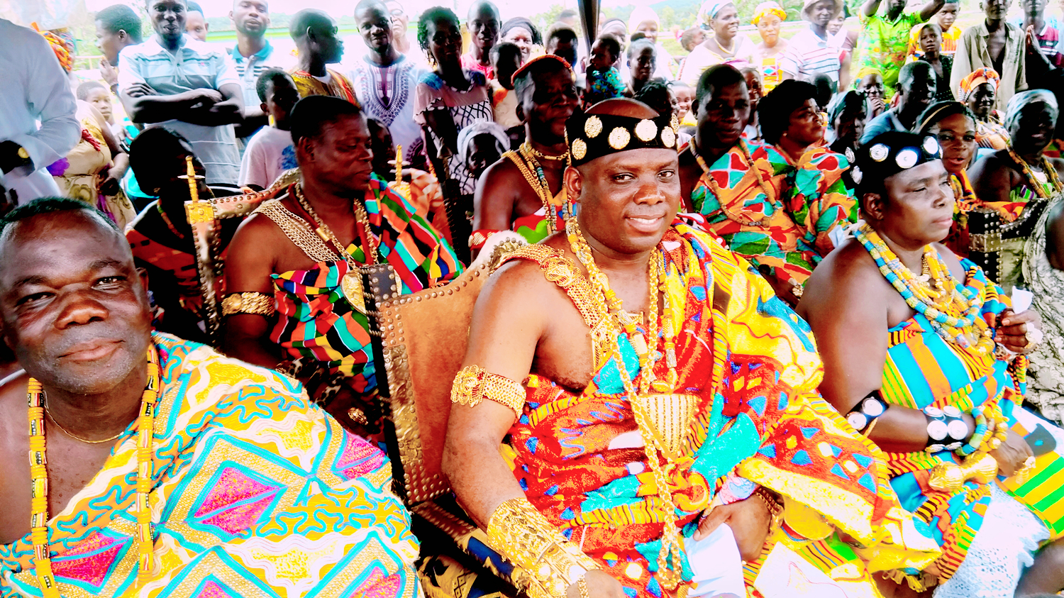 非洲“黄金部落”,酋长有80个妻子,女人连内衣都是镶金的