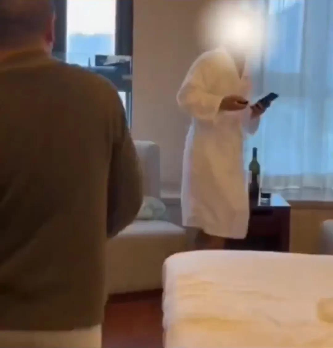 男子承认出轨离婚妻子泪流满面,老公抓到老婆出轨现场要离婚吗