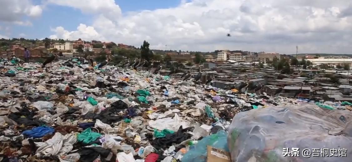 非洲男孩每天喝“胶水”，终日与蚊子相伴，被人称为“僵尸男孩”
