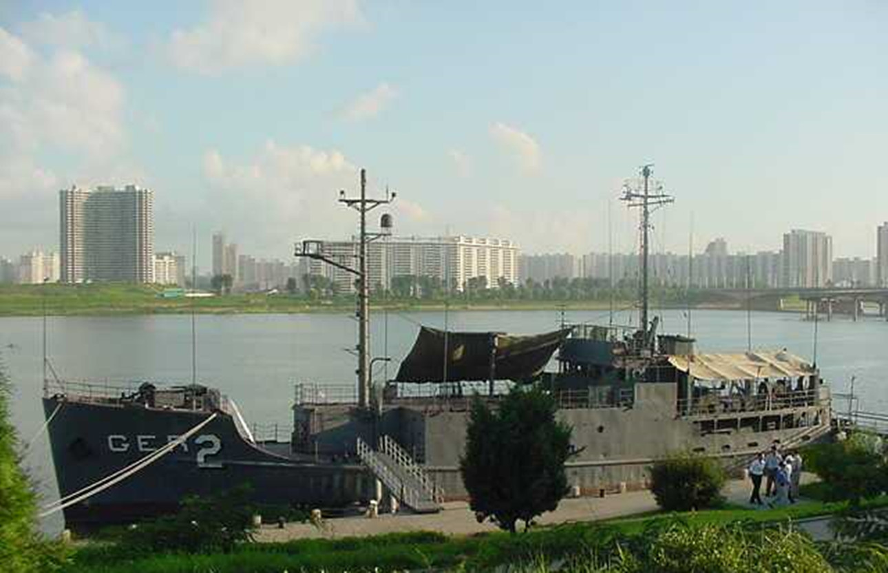 朝鲜扣押美国舰船，美军出动百架战机进逼，最后为何却选择道歉