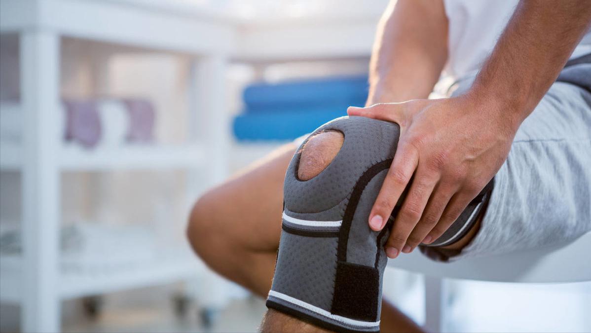 髌骨软化症走路腿发软没劲严重吗,上下楼梯膝盖疼屈膝疼怎么回事